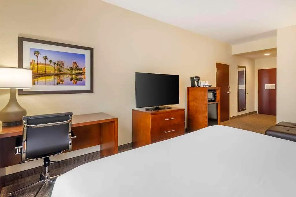 Comfort Inn & Suites Northeast - Gateway San Petersburgo Hotel